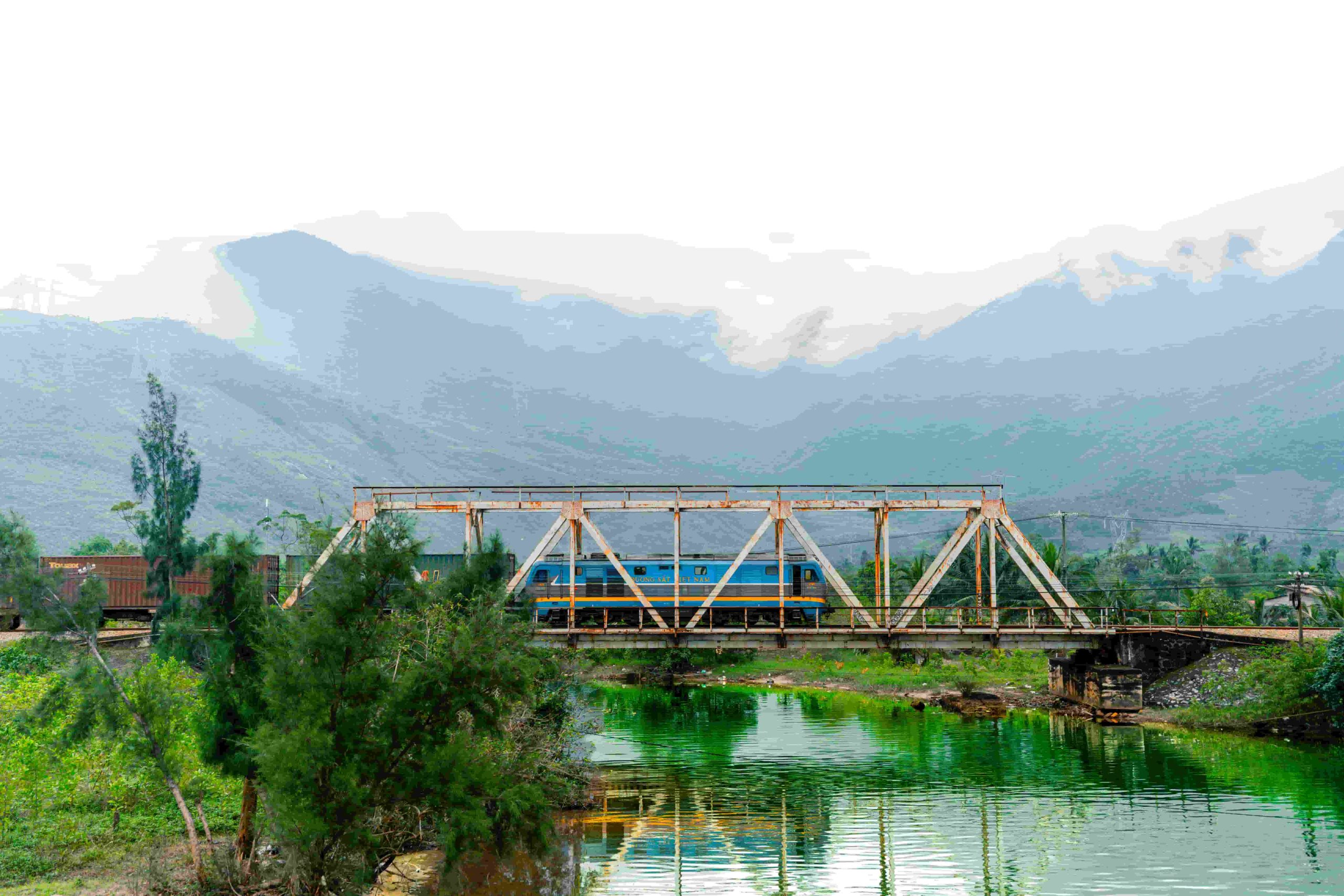 The Hue – Danang Railway: Conquering the Pass of Hai Van Gate
